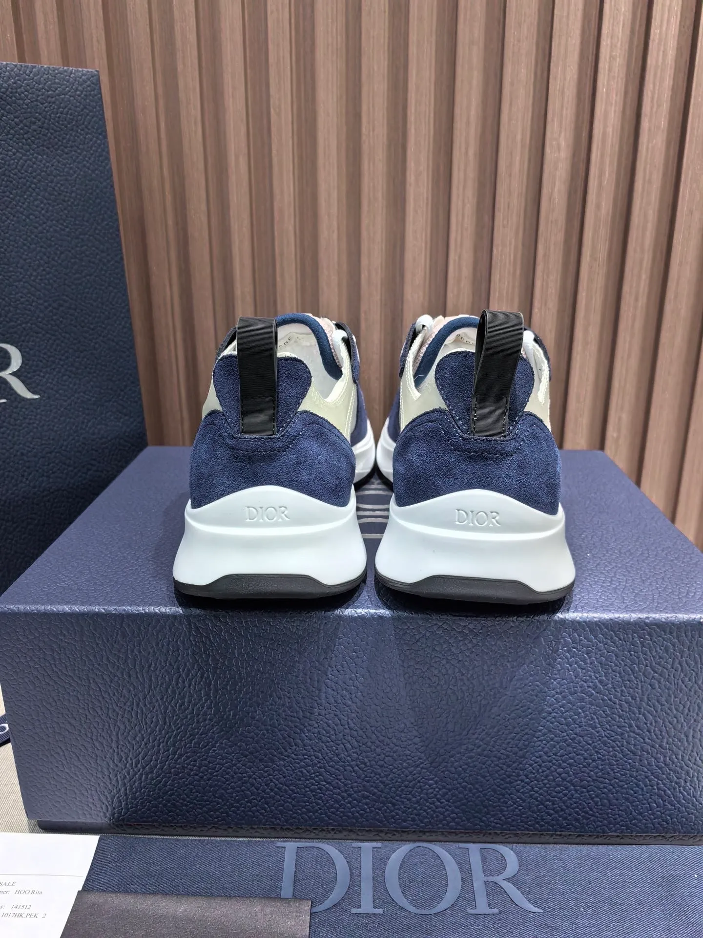 Factory price: 440💰 🔍Top purchasing agent🇮🇹 Dior's super-popular sports shoes, popular for street men, are synchronized with the new product counters. The uppers are made of Italian original imported cowhide and matched with D's customized fabrics. It is a must-have for fashionistas. The complex craftsmanship is perfectly reproduced. Imported soft cowhide foot pads, soles: original soles specially provided by the original factory, exclusive movable molded soles are super comfortable, original factory follow-up goods, 🔍🔍high quality, you can enter and exit the counter at will, welcome to compare, code number 38-45 (46 can be customized and cannot be returned or exchanged)
